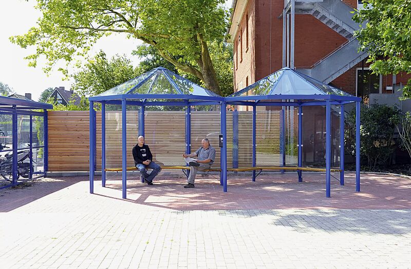 Raucherunterstand AQUA, Dachbreite x Dachtiefe 6500 mm x 3300 mm, Seitenwände ESG, Klarglas, Sitzbänke mit Holzbelattung, Stahlkonstruktion in RAL 5010 enzianblau