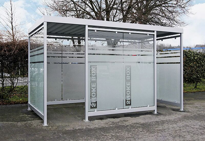 Raucherunterstand AQUILA mit auftragsbezogener Anpassung (zusätzlich vordere Windschutzwand), Dachbreite x Dachtiefe 4195 mm x 2165 mm, Rück-, Seiten- / Windschutzwände mit Siebdruckdekor, Stahlkonstruktion in RAL 9006 weißaluminium
