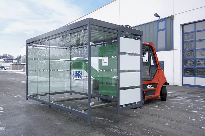 Raucherunterstand AQUILA mit auftragsbezogener Anpassung (seitlicher Zugang), Dachbreite x Dachtiefe 4195 mm x 2165 mm, Rück-, Seiten- / Windschutzwände mit Siebdruckstreifen, Stahlkonstruktion in RAL 7016 anthrazitgrau