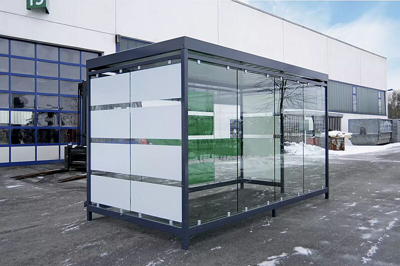 Raucherunterstand AQUILA mit auftragsbezogener Anpassung (seitlicher Zugang), Dachbreite x Dachtiefe 4195 mm x 2165 mm, Rück-, Seiten- / Windschutzwände mit Siebdruckstreifen, Stahlkonstruktion in RAL 7016 anthrazitgrau