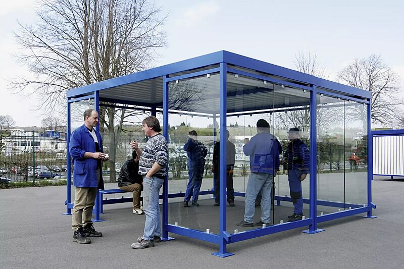 Raucherunterstand BOOTIS, auftragsbezogene Anpassung, Dachbreite x Dachtiefe 4195 mm x 4195 mm, Rück-/Seiten-/Windschutzwände ESG, Klarglas, Stahlkonstruktion in RAL 5010 enzianblau