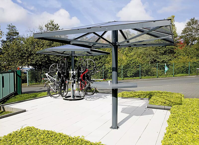 raucherunterstand-fumat__shoKAT0060590 Raucherunterstand FUMAT, 4-eckig, Dachbreite x Dachtiefe 3027 mm x 3027 mm, Stehtisch inkl. Edelstahlascher gegen Mehrpreis, Stahlkonstruktion in RAL 7016 anthrazitgrau, im Hintergrund mit auftragsbezogener Anpassung als Fahrradüberdachung mit Hängepar...