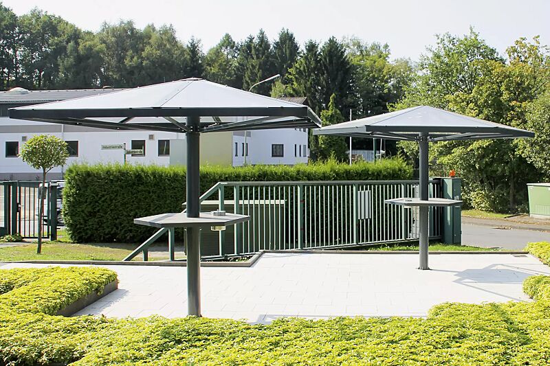 raucherunterstand-fumat__shoKAT0060591 Raucherunterstand FUMAT, 4-eckig, Dachbreite x Dachtiefe 3027 mm x 3027 mm, inkl. Tisch mit Edelstahlascher, Stahlkonstruktion in RAL 7016 anthrazitgrau und Raucherunterstand FUMAT, 6-eckig, Dachbreite x Dachtiefe 3450 mm x 3950 mm, Stehtisch inkl. Ede...