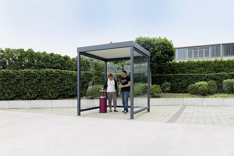 Raucherunterstand FUMO, Dachbreite x Dachtiefe 2080 mm x 2080 mm, Rück- / Seitenwände ESG, Klarglas, mit Abfallbehälter / Ascher CALGARY, Stahlkonstruktion in RAL 7016 anthrazitgrauRaucherunterstand FUMO Dachbreite x Dachtiefe 2080 mm x 2080 mm, Stahlk...