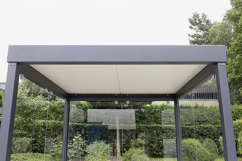 Detail: Dachunterseite aus Sandwichelementen