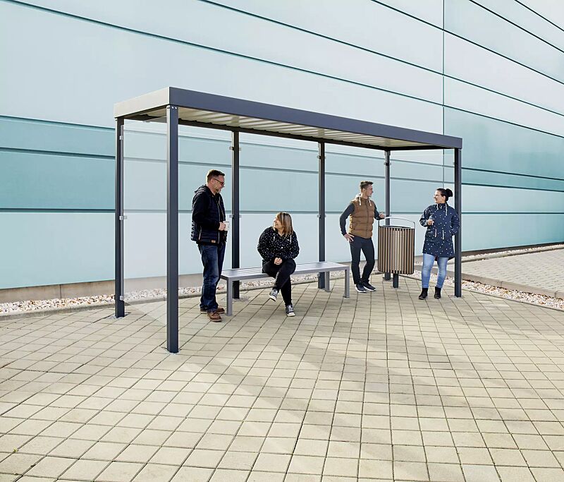 raucherunterstand-gemala__shoKAT0059064 Raucherunterstand GEMALA, Dachbreite x Dachtiefe 4600 mm x 1600 mm, mit Rück- / Seitenwände ESG, Klarglas sowie Sitzbank LIGURIA und Abfallbehälter LENA, Stahlkonstruktion in RAL 7016 anthrazitgrau