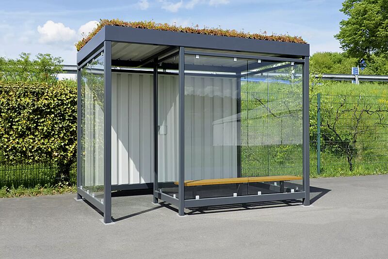 Raucherunterstand LEONIS GREEN mit auftragsbezogener Anpassung (zusätzliche Windschutzwand), Dachbreite x Dachtiefe 3180 mm x 2165 mm, Rückwand Trapezblech, Seiten- und Windschutzwände, ESG, Klarglas, Sitzbank, Stahlkonstruktion in RAL 7016 anthrazitgr...