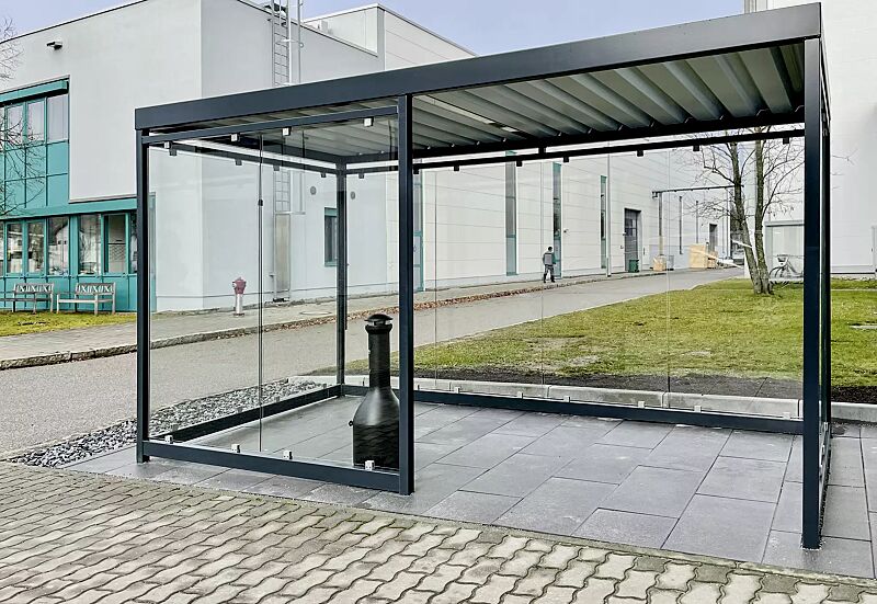 raucherunterstand-leonis__shoKAT0070194 Raucherunterstand LEONIS, Dachbreite x Dachtiefe 4195 mm x 2165 mm, zum Aufdübeln bei -200 mm, Rück- / Seiten- / Windschutzwände ESG, Klarglas, Stahlkonstruktion in RAL 7016 anthrazitgrau