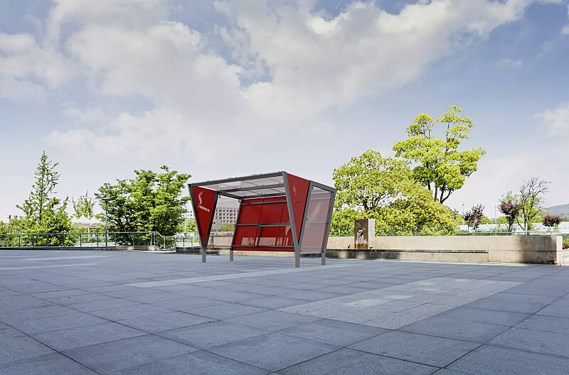 raucherunterstand-tauri__shoKAT0075597 Raucherunterstand TAURI, mit Pultdach, Dachbreite x Dachtiefe 3940 mm x 2500 mm, Dacheindeckung VSG, Rückwand perforiertes Stahlblech, Seitenwand ESG, Klarglas bzw. perforiertem Stahlblech, Stahlkonstruktion in RAL 9006 weißaluminium