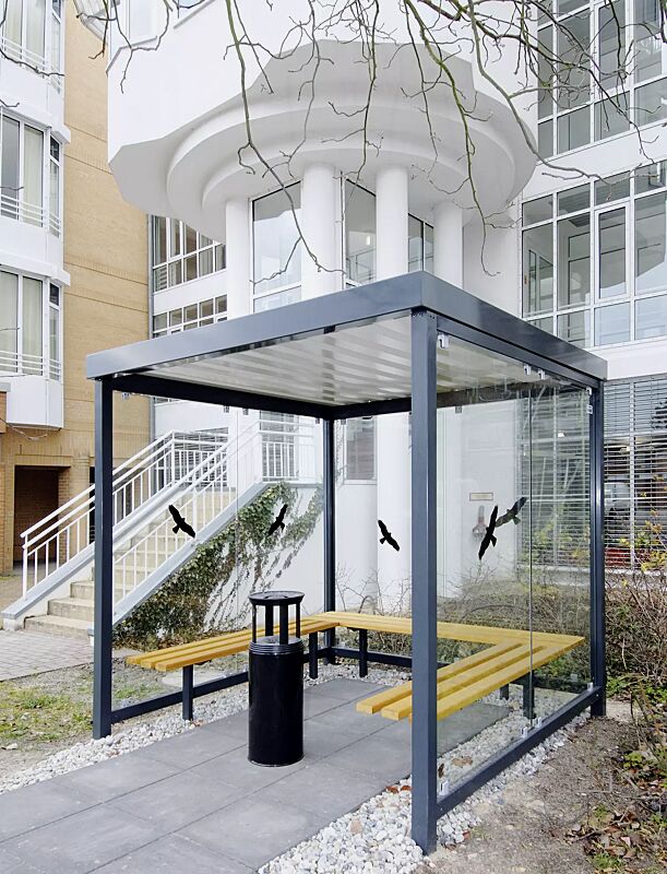 raucherunterstand-tobacco__shoKAT0007655 Raucherunterstand TOBACCO, Dachbreite x Dachtiefe 2400 mm x 2400 mm, mit Rück- / Seitenwänden ESG, Klarglas, mit Raubvogelaufklebern, mit dreiseitiger Sitzbank und Standascher, Stahlkonstruktion in RAL 7016 anthrazitgrau