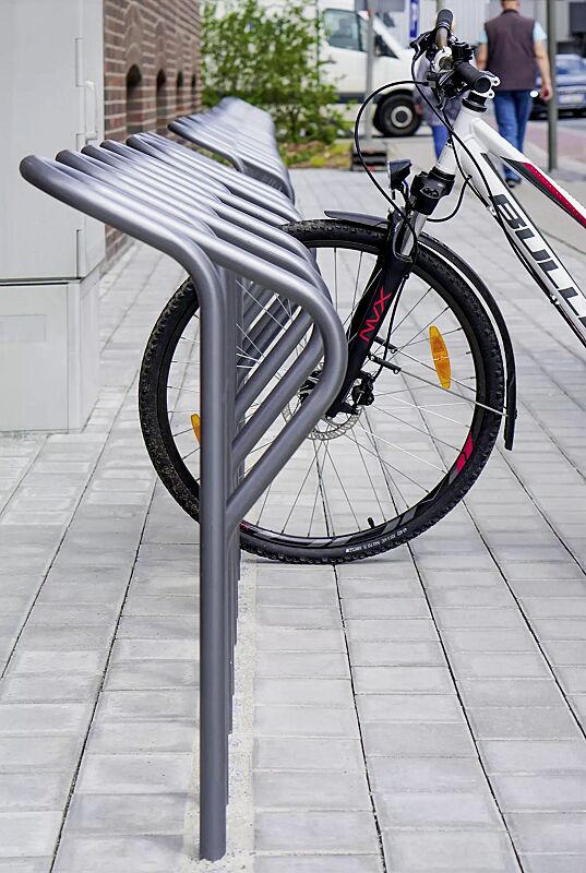 reihenanlehnbuegel-largo__shoKAT0072108 Reihenanlehnbügel LARGO einseitig, 4 Stellplätze, in RAL 9006 weißaluminium