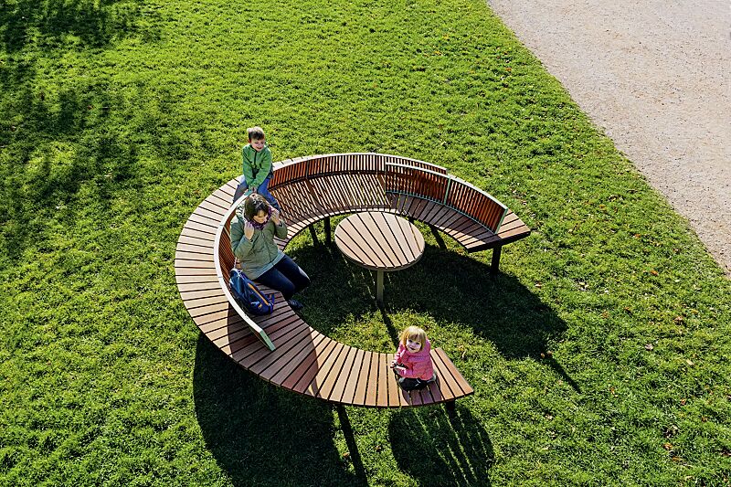 rundbank-lago__shoKAT0068799 Rundbank LAGO mit drei Rückenlehnen, Breite 3700 mm, mit Jatobaholzbelattung, Stahlteile Unterkonstruktion in RAL 7016 anthrazitgrau, Stahlteile Rückenlehnen in RAL 6027 lichtgrün und RAL 9010 reinweiß sowie Tisch LAGO mit Jatobaholzbelattung, Stahltei...