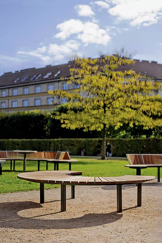 rundbank-lago__shoKAT0068862 Rundbänke LAGO ohne Rückenlehne und mit drei Rückenlehnen, mit Jatobaholzbelattung, Stahlteile Unterkonstruktion in RAL 7016 anthrazitgrau, Stahlteile Rückenlehnen in RAL 6027 lichtgrün und RAL 9010 reinweiß sowie Tisch LAGO mit Jatobaholzbelattung, St...