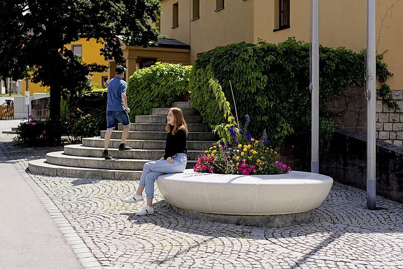 rundbank-olimpo__shoKAT0064190 Rundbank OLIMPO aus Beton, in Granitoptik weiß