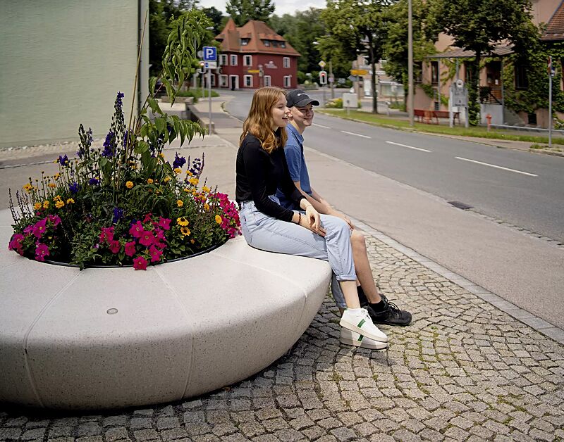 rundbank-olimpo__shoKAT0064192 Rundbank OLIMPO aus Beton, in Granitoptik weiß