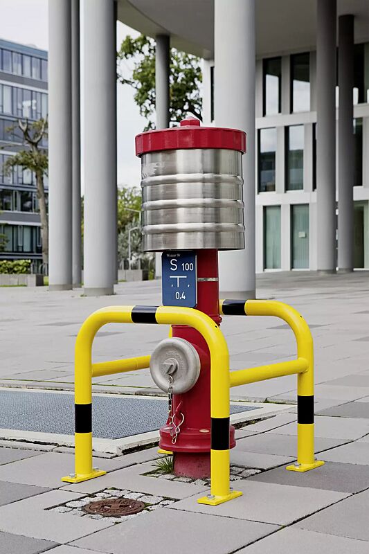 saeulenschutz-lapua__shoKAT0037857 Säulenschutz LAPUA, feuerverzinkt und gelb kunststoffbeschichtet mit schwarzen Signalstreifen