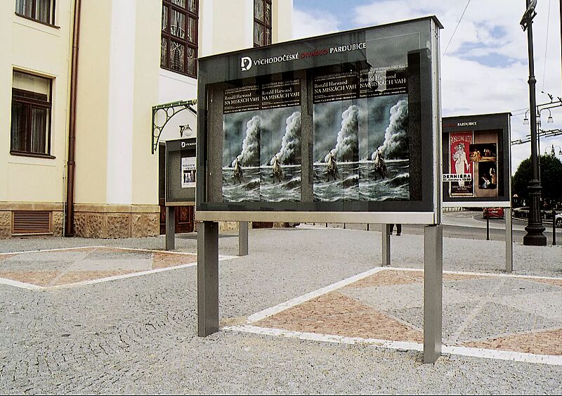 Schaukasten C-LIGHT IF mit Rechteckrohrständern zum Aufdübeln, doppelseitig, in RAL 9007 graualuminium