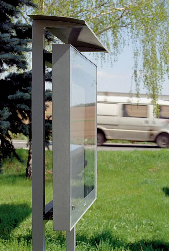 schaukasten-c-light-if__shoKAT0050757 Schaukasten C-LIGHT IF mit Quadratrohrständern zum Aufdübeln und Überdachung, in RAL 9007 graualuminium