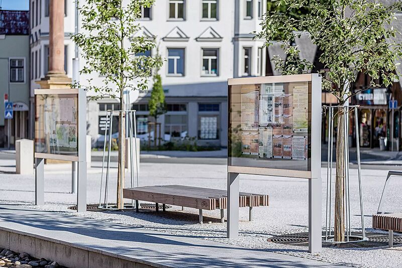 schaukasten-c-light-if__shoKAT0070462 Schaukästen C-LIGHT IF mit Rechteckrohrständern zum Aufdübeln, einseitig, in RAL 9006 weißaluminium