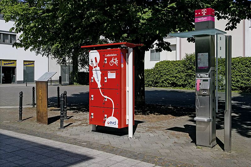 schliessfachanlage-secure__shoKAT0036756 Schließfachanlage SECURE mit auftragsbezogener Anpassung mit Rundrohrstützen und Dach, Beschriftung kundenseitig