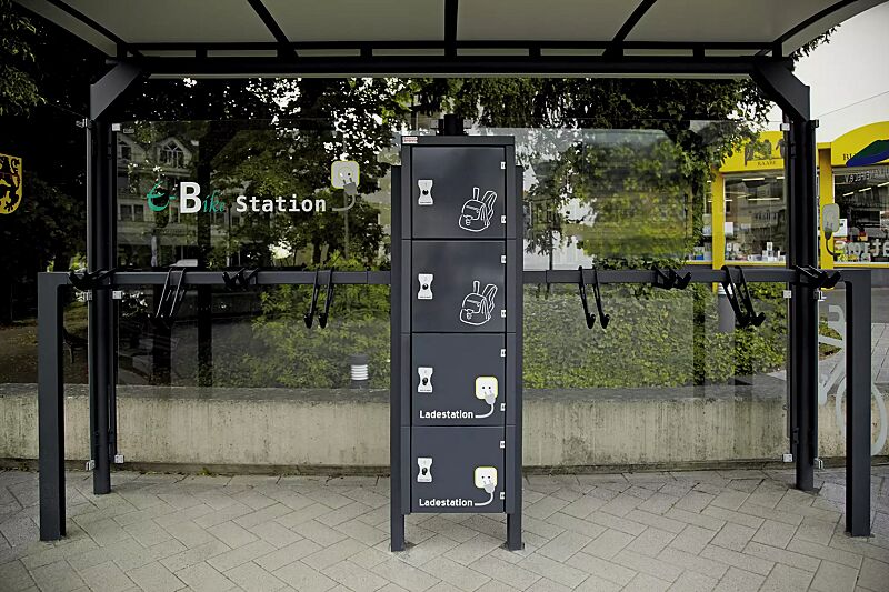 schliessfachanlage-secure__shoKAT0036838 Schließfachanlage SECURE, je 2 Fächer mit / ohne Elektroinstallation, Beschriftung bauseits, integriert in Fahrradüberdachung MATRIX mit Design-Lenkerhaltesystem UNIT, Stahlkonstruktion in RAL 7016 anthrazitgrau