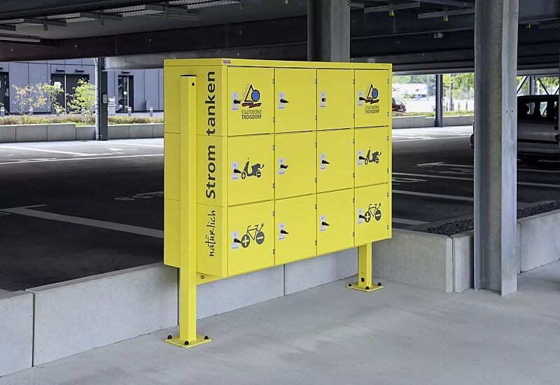 Schließfachanlage SECURE, 12 Schließfächer mit Elektroinstallation, Türschließung mittels Münzpfandschloss, inklusive Unterzug und Stützen zum Aufdübeln, Stahlkonstruktion in RAL 1018 zinkgelb, Beklebung bauseits