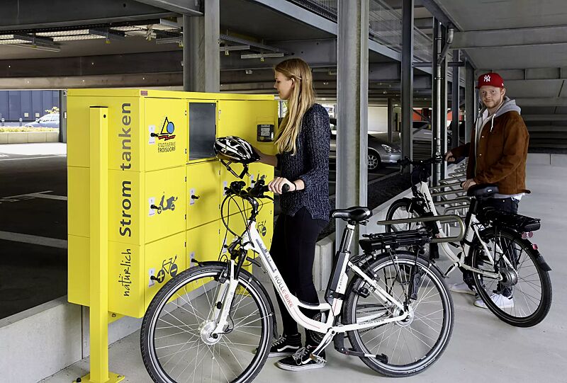 schliessfachanlage-secure__shoKAT0052558 Schließfachanlage SECURE, 12 Schließfächer mit Elektroinstallation, Türschließung mittels Münzpfandschloss, inklusive Unterzug und Stützen zum Aufdübeln, Stahlkonstruktion in RAL 1018 zinkgelb, Beklebung bauseits