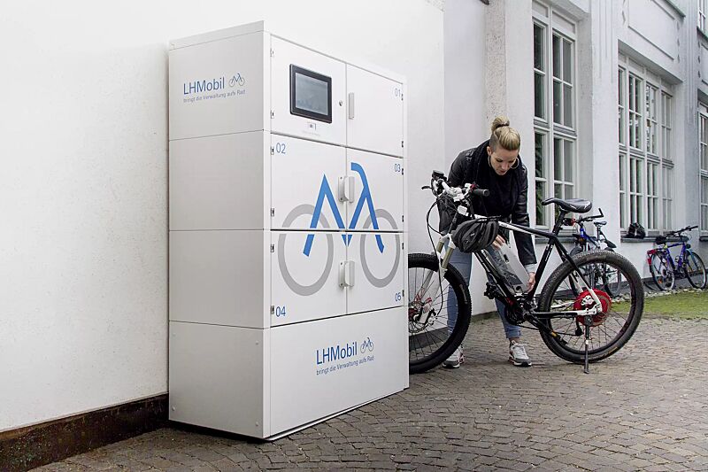 schliessfachanlage-secure__shoKAT0055951 Schließfachanlage SECURE auf Sockelunterbau, 5 große Ladeschließfächer, 1 zusätzliches Technikfach mit großem Multi-Touch-Screen, auftragsbezogene Steuerungslösung für RFID-Autorisierungssystem, integrierte Fernwartung und Anlagenüberwachung STATION-CO...