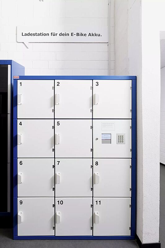 schliessfachanlage-secure__shoKAT0058376 Schließfachanlage SECURE, auftragsbezogene Anpassung bestehend aus 11 Ladefächer und 1 Technikfach, Zugangsautorisierung mittels PIN-Code, Korpus in RAL 5010 enzianblau, Türen in RAL 9010 reinweiß
