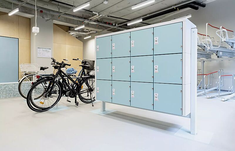 schliessfachanlage-secure__shoKAT0068542 Schließfachanlage SECURE, 12 Schließfächer mit Elektroinstallation, inklusive Unterzug und Stützen zum Aufdübeln, Stahlkonstruktion in RAL 7035 lichtgrau bzw. RAL 6034 pastelltürkis, Doppelstock-Fahrradparksystem FLEXHUB, feuerverzinkte Stahlkonstrukti...