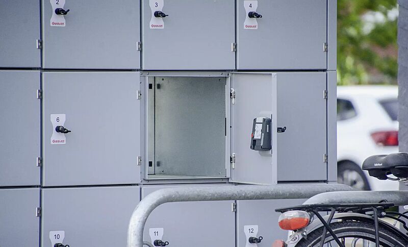 schliessfachanlage-secure__shoKAT0069084 Schließfachanlage SECURE, 12 Schließfächer, Türverriegelung mittels Münzpfandschloss, inklusive Unterzug und Stützen zum Aufdübeln, Stahlkonstruktion in RAL 7040 fenstergrau bzw. RAL 9017 verkehrsschwarz