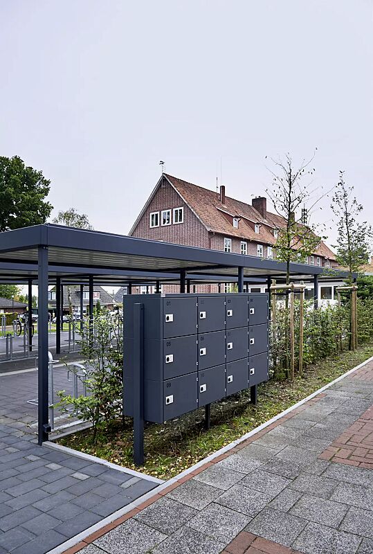 schliessfachanlage-secure__shoKAT0077193 Schließfachschrank SECURE, 12 Schließfächer mit Elektroinstallation, Türverriegelung mittels PIN-Code-Schloss, Stahlkonstruktion in RAL 7016 anthrazitgrau, sowie Fahrradüberdachung LUNA GREEN und Fahrradparker MISSOURISchließfachschrank SECURE, 12 Schl...