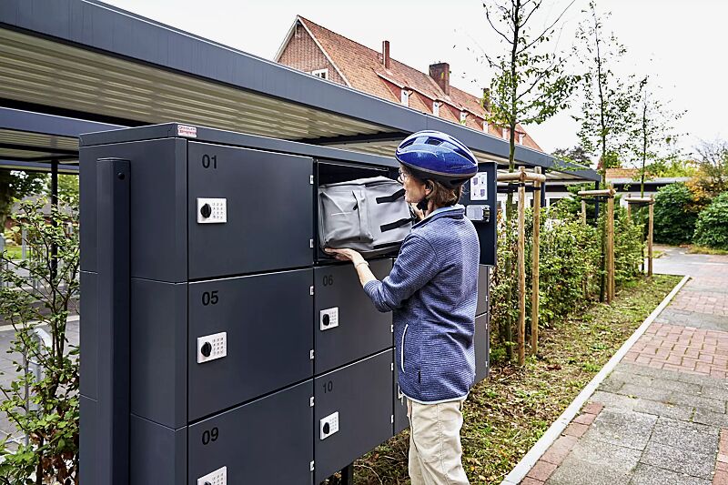 schliessfachanlage-secure__shoKAT0077376 Schließfachschrank SECURE, 12 Schließfächer mit Elektroinstallation, Türverriegelung mittels PIN-Code-Schloss, Stahlkonstruktion in RAL 7016 anthrazitgrau, sowie Fahrradüberdachung LUNA GREEN und Fahrradparker MISSOURI