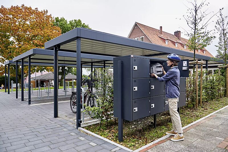 schliessfachanlage-secure__shoKAT0077377 Schließfachschrank SECURE, 12 Schließfächer mit Elektroinstallation, Türverriegelung mittels PIN-Code-Schloss, Stahlkonstruktion in RAL 7016 anthrazitgrau, sowie Fahrradüberdachung LUNA GREEN und Fahrradparker MISSOURI