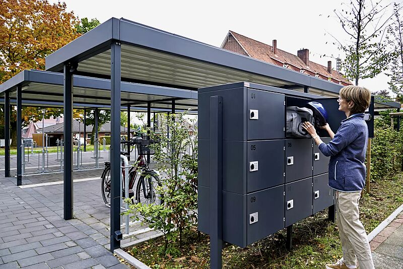 schliessfachanlage-secure__shoKAT0077378 Schließfachschrank SECURE, 12 Schließfächer mit Elektroinstallation, Türverriegelung mittels PIN-Code-Schloss, Stahlkonstruktion in RAL 7016 anthrazitgrau, sowie Fahrradüberdachung LUNA GREEN und Fahrradparker MISSOURI