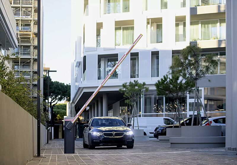 Schrankenanlage BUSSET, Absperrbreite 4,00 m, mit LED-Schrankenbaumbeleuchtung (Zubehör)