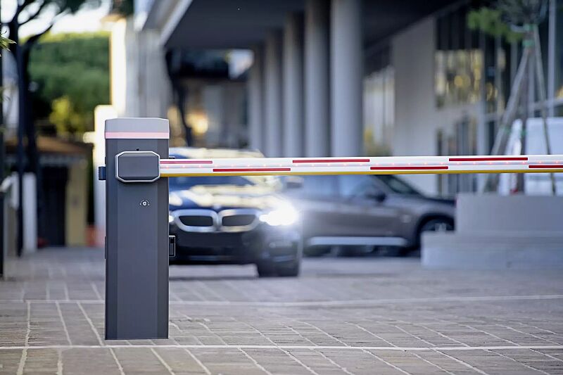 Schrankenanlage BUSSET, Absperrbreite 4,00 m, mit LED-Schrankenbaumbeleuchtung (Zubehör)