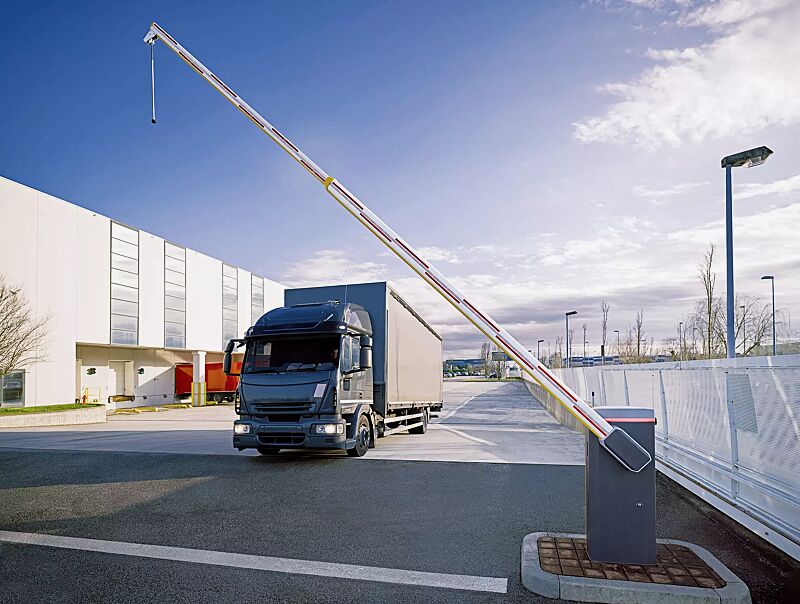 Schrankenanlage BUSSET, Absperrbreite 7,60 m mit 4 + 4 m Teleskop-Schrankenbaum mit Pendelstütze, mit LED-Schrankenbaumbeleuchtung (Zubehör)