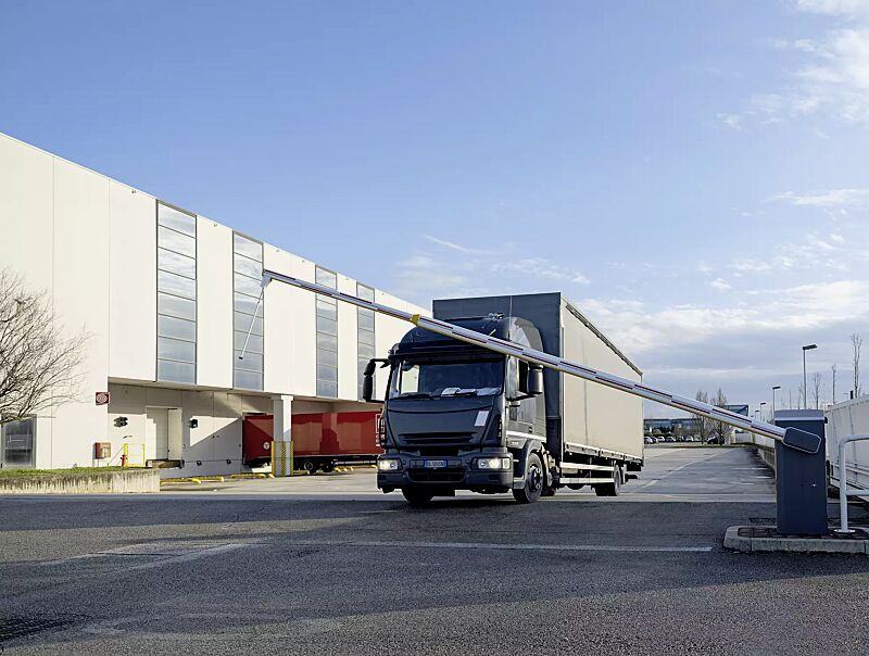 Schrankenanlage BUSSET, Absperrbreite 7,60 m mit 4 + 4 m Teleskop-Schrankenbaum mit Pendelstütze, mit LED-Schrankenbaumbeleuchtung (Zubehör)