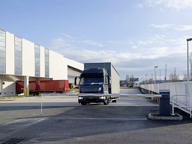 Schrankenanlage BUSSET, Absperrbreite 7,60 m mit 4 + 4 m Teleskop-Schrankenbaum mit Pendelstütze, mit LED-Schrankenbaumbeleuchtung (Zubehör)