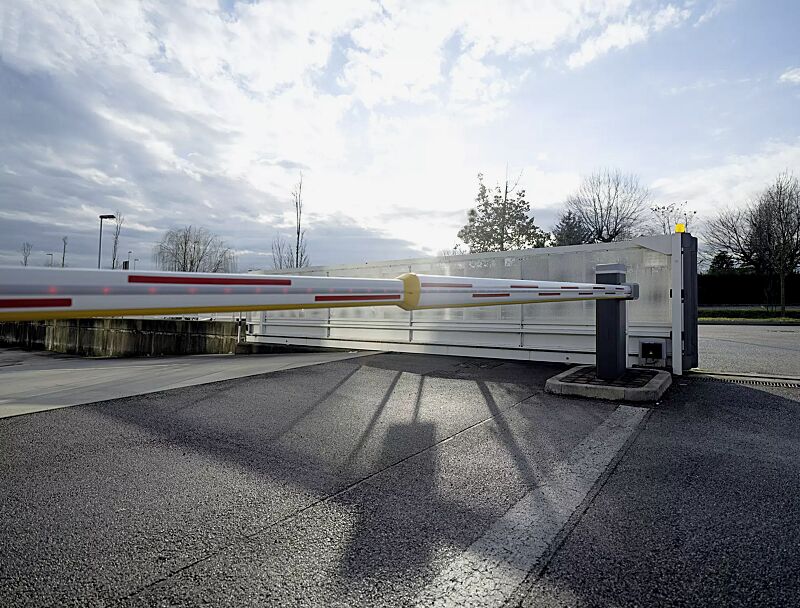 Schrankenanlage BUSSET, Absperrbreite 7,60 m mit 4 + 4 m Teleskop-Schrankenbaum, mit LED-Schrankenbaumbeleuchtung (Zubehör)