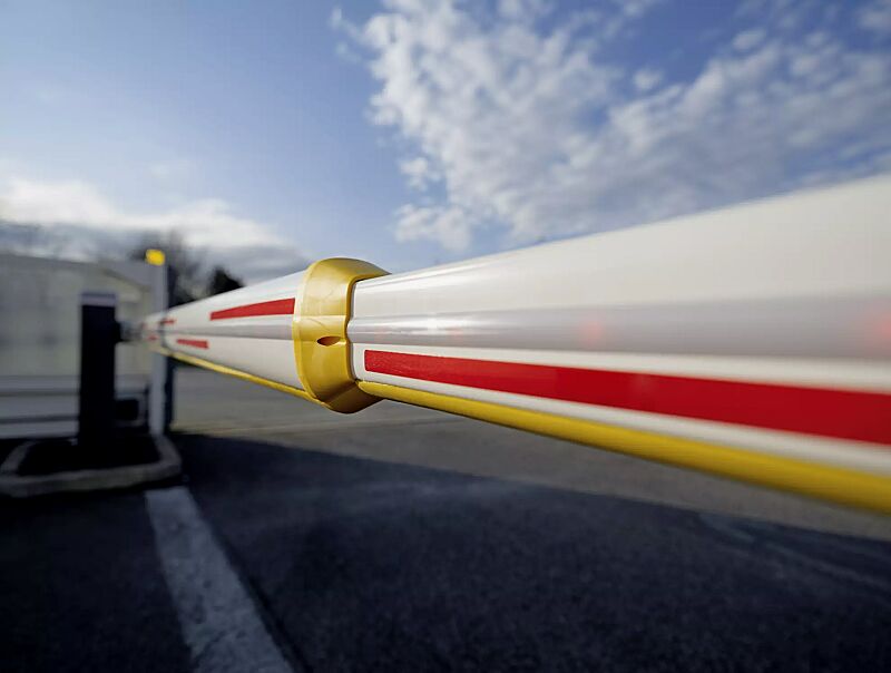 Detail: Teleskop Schrankenbaum, 4 + 4 m ausziehbar, weiß lackiert mit roten Reflexionsaufklebern