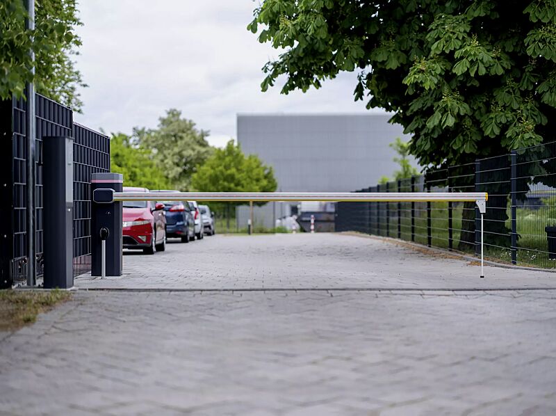 Schrankenanlage BUSSET mit Pendelstütze, optionaler Beleuchtung für Baum und Gehäuse, Lichtschranke mit Standsäule