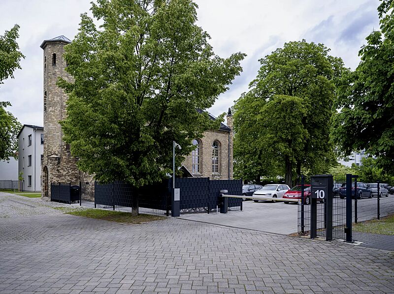 Schrankenanlage BUSSET mit Pendelstütze, optionaler Beleuchtung für Baum und Gehäuse, Lichtschranke mit Standsäule