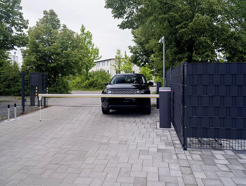 Schrankenanlage BUSSET mit Pendelstütze, optionaler Beleuchtung für Baum und Gehäuse, Lichtschranke mit Standsäule
