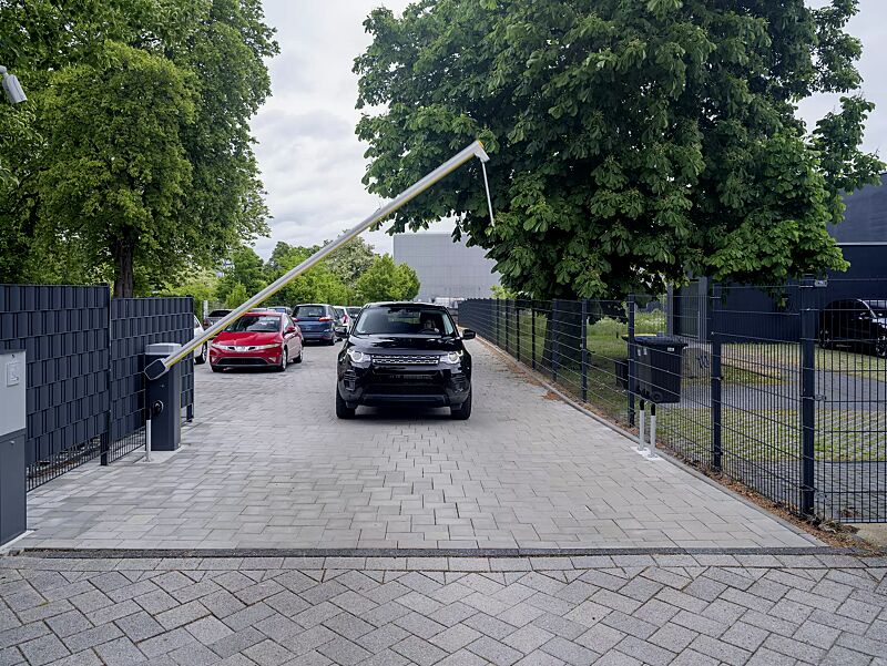 Schrankenanlage BUSSET mit Pendelstütze, optionaler Beleuchtung für Baum und Gehäuse, Lichtschranke mit Standsäule