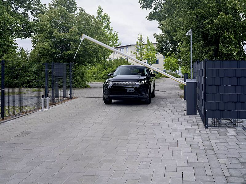 Schrankenanlage BUSSET mit Pendelstütze, optionaler Beleuchtung für Baum und Gehäuse, Lichtschranke mit Standsäule