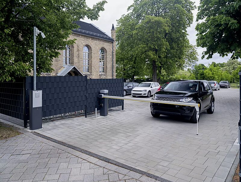 Schrankenanlage BUSSET mit Pendelstütze, optionaler Beleuchtung für Baum und Gehäuse, Lichtschranke mit Standsäule