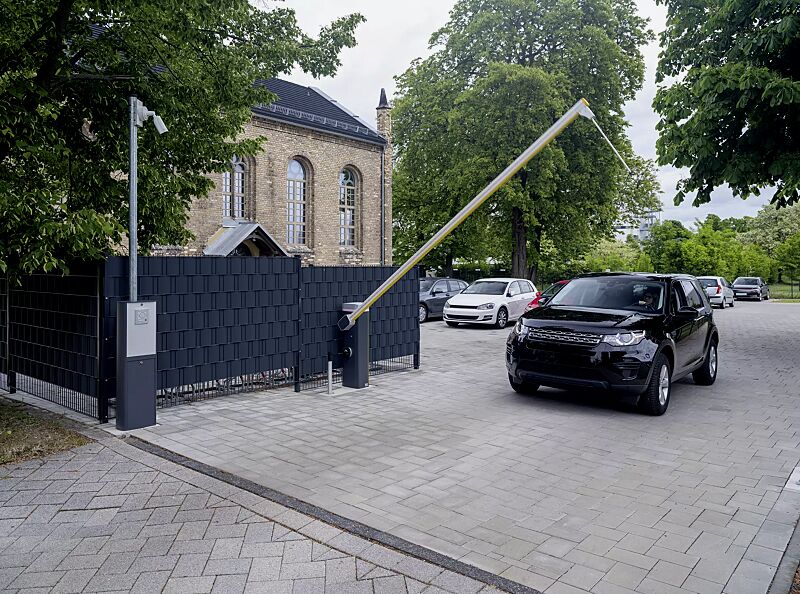 Schrankenanlage BUSSET mit Pendelstütze, optionaler Beleuchtung für Baum und Gehäuse, Lichtschranke mit Standsäule