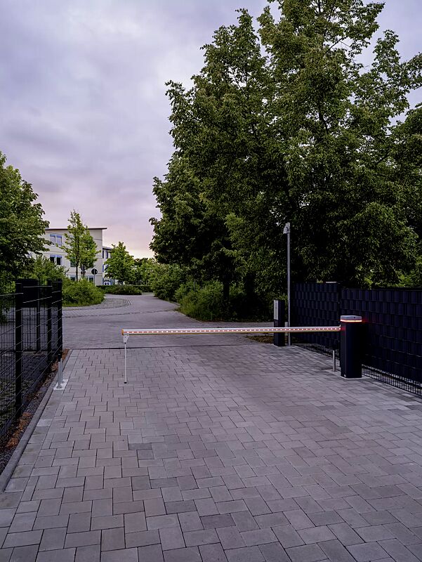 Schrankenanlage BUSSET mit Pendelstütze, optionaler Beleuchtung für Baum und Gehäuse, Lichtschranke mit Standsäule
